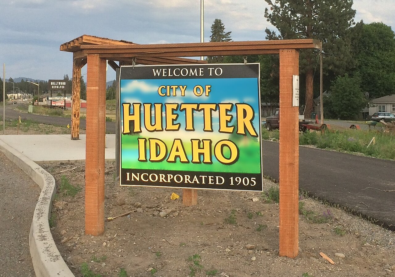 Welcome sign for Huetter, Idaho.