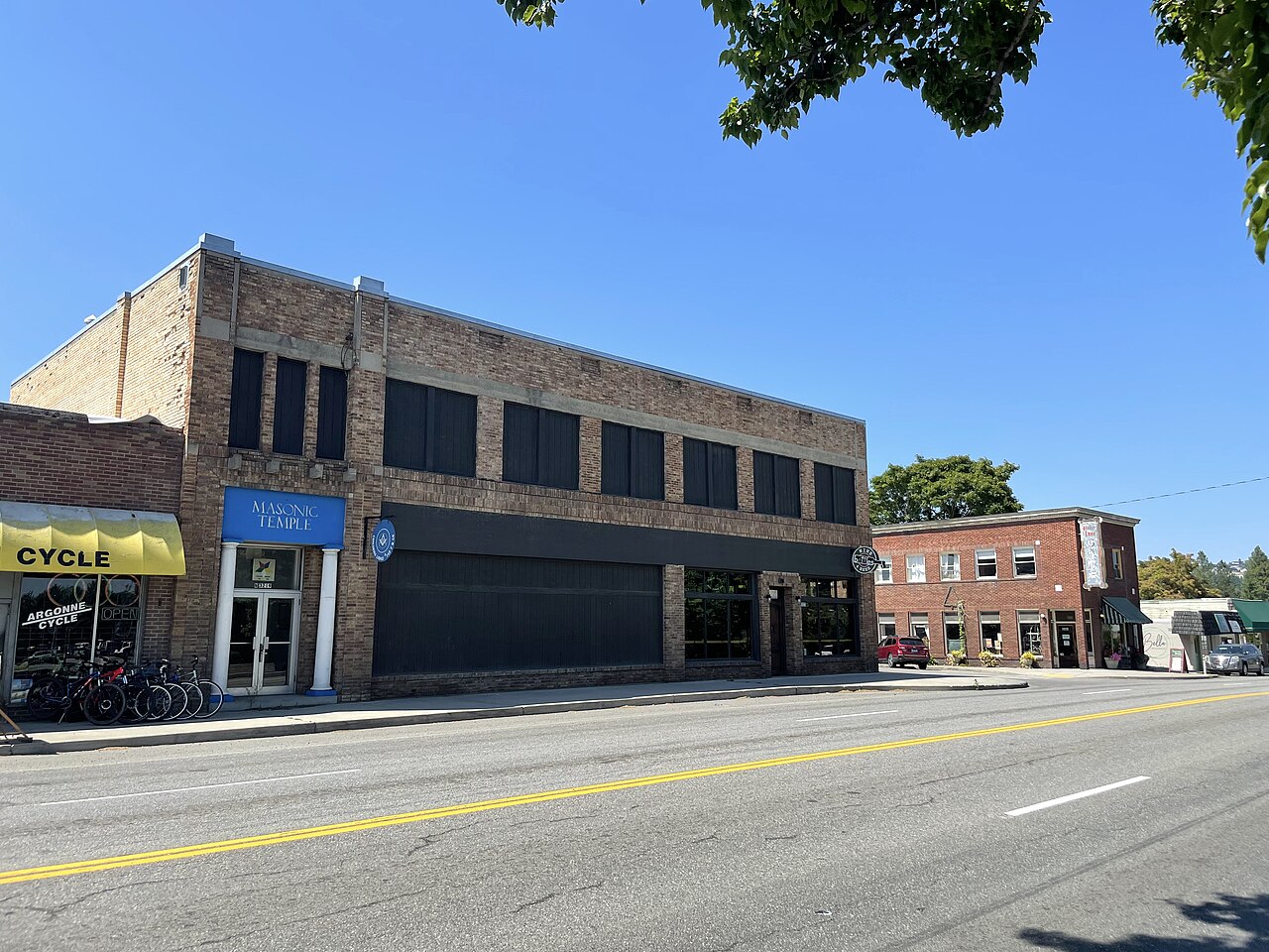 Commercial buildings along Argonne Road in the Millwood Historic District.